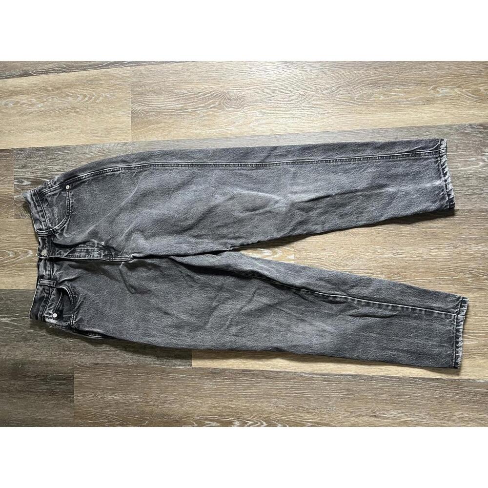 Gray High-Waisted Denim Jeans with‎ Minor Wear